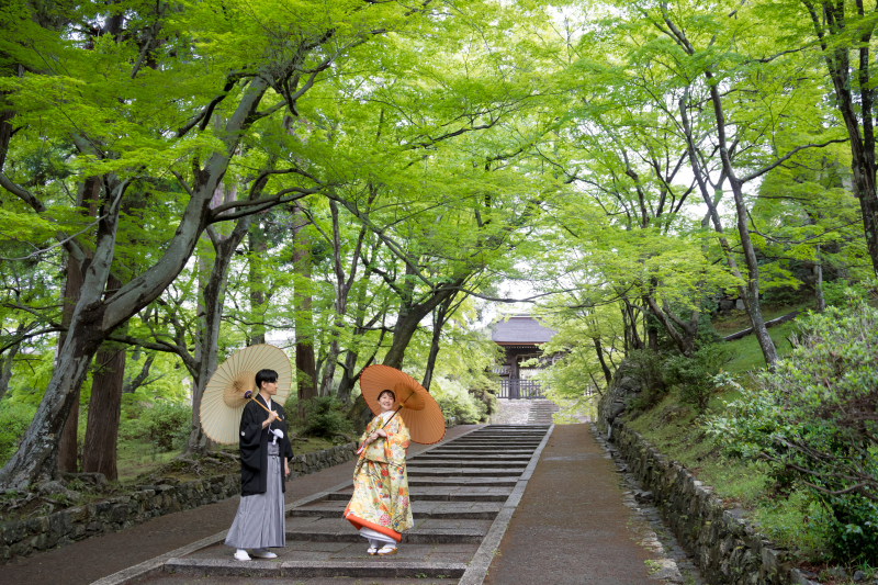 新緑あふれる毘沙門堂で撮る色打掛と紋付き袴