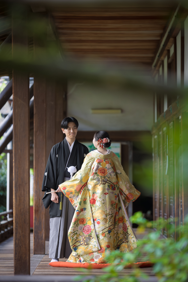 新緑あふれる毘沙門堂で撮る色打掛と紋付き袴