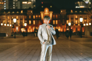 撮影のポーズ　新郎ソロ