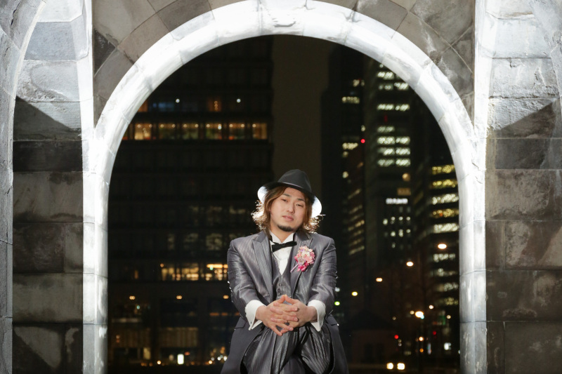 撮影のポーズ 新郎ソロ