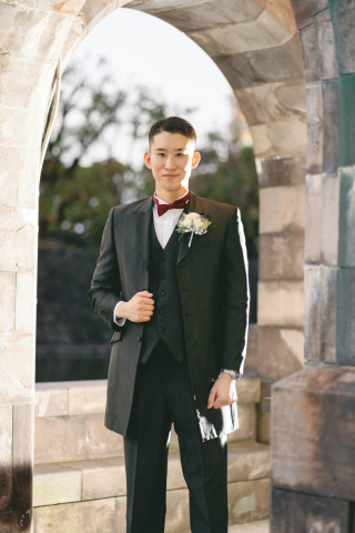 撮影のポーズ 新郎ソロ