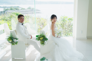 【海の見えるチャペルのご紹介】チャペル内から沖縄の美しい海を眺めることができます