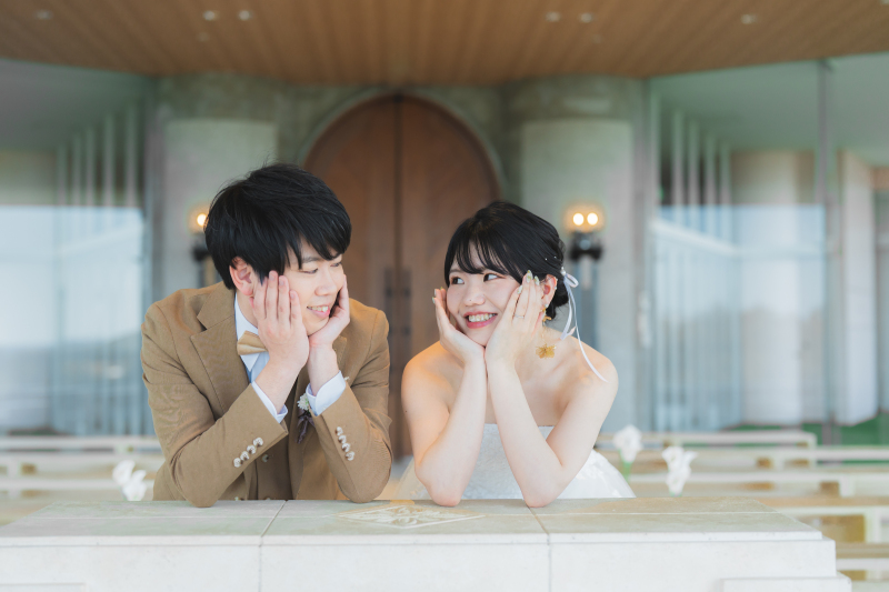 【海の見えるチャペルのご紹介】チャペル内から沖縄の美しい海を眺めることができます