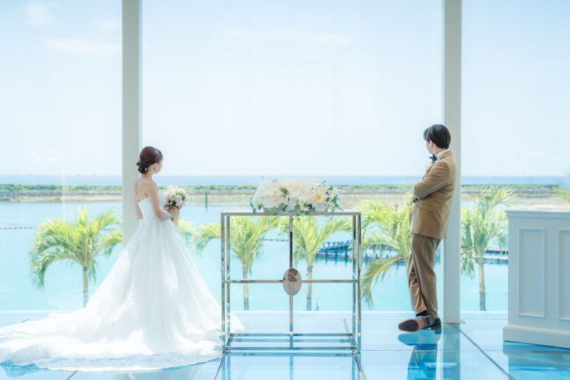 【海の見えるチャペルのご紹介】チャペル内から沖縄の美しい海を眺めることができます