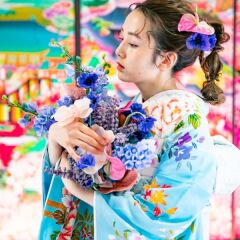 華やかな和装を着て可憐な美しさを演出