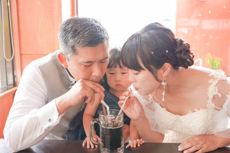 家族の笑顔が輝く場所。ビーチとA &Wで親子3人フォト|沖縄フォトウェディング