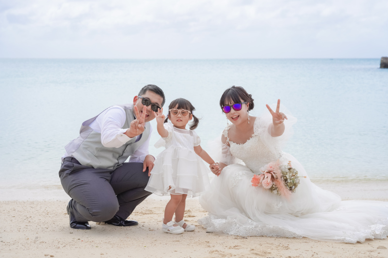 家族の笑顔が輝く場所。ビーチとA &Wで親子3人フォト|沖縄フォトウェディング