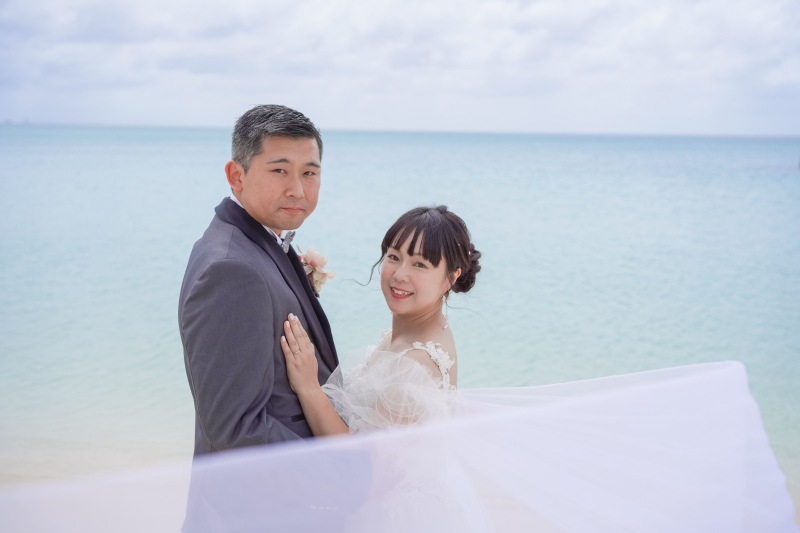家族の笑顔が輝く場所。ビーチとA &Wで親子3人フォト|沖縄フォトウェディング