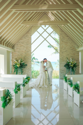 チャペルって神秘的♡ドレスや雰囲気をご紹介