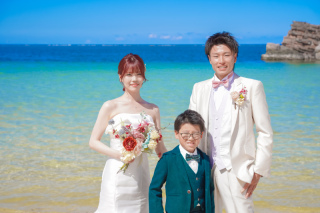 笑顔でつながる、かけがえのない瞬間 ― 沖縄の海で叶える親子フォトウェディング