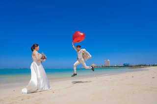 アラハビーチでフォトウェディング！赤いハートと笑顔いっぱいの1日