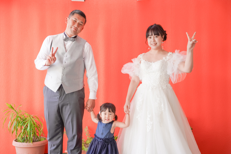 家族の笑顔が輝く場所。ビーチとA &Wで親子3人フォト|沖縄フォトウェディング