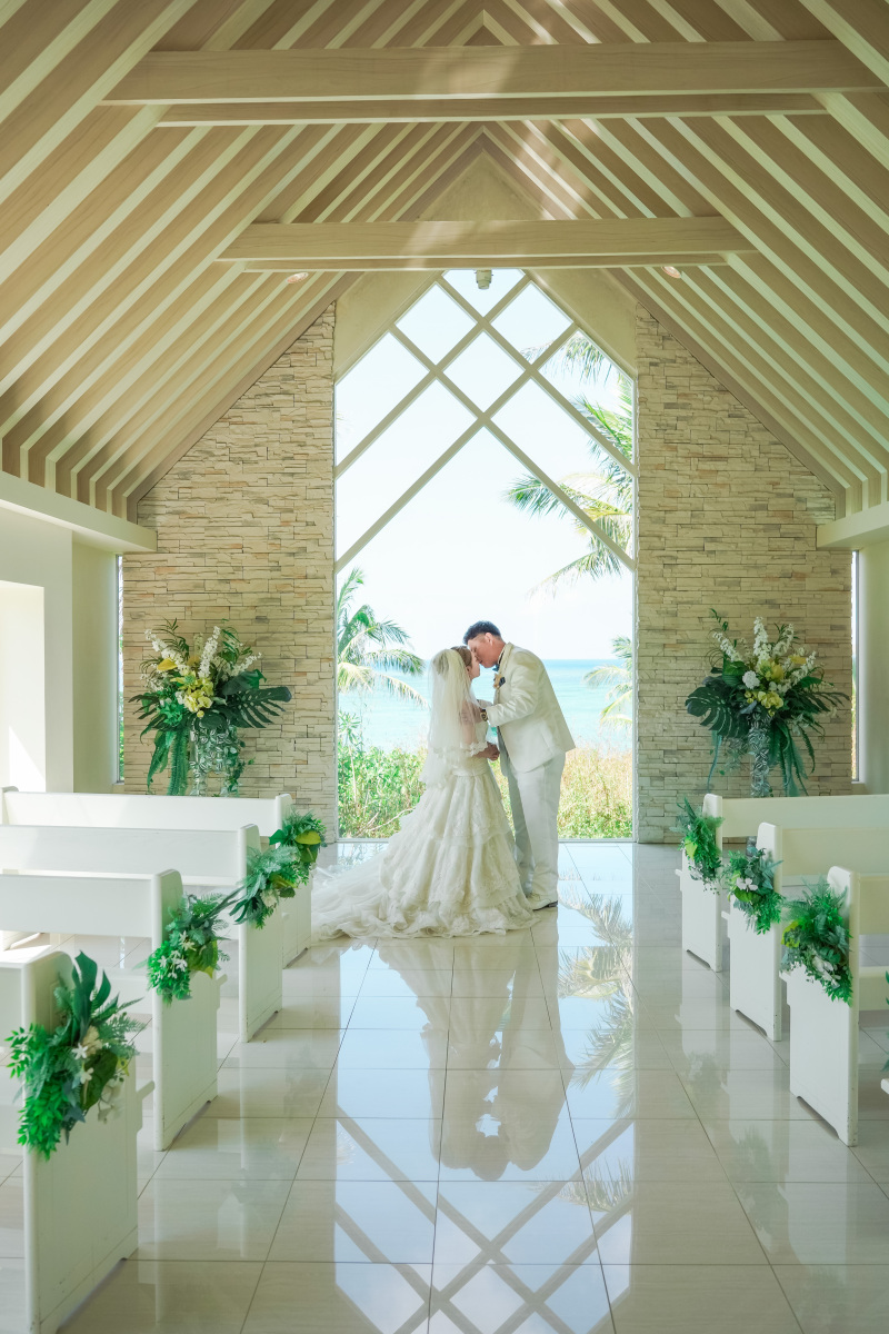 チャペルって神秘的♡ドレスや雰囲気をご紹介