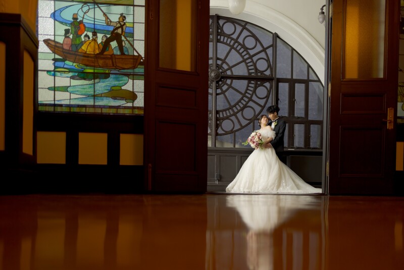 色打掛と晩秋の景色が引き出す華やかさ