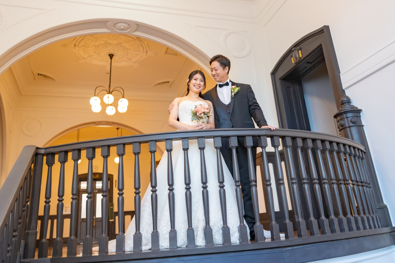 レトロモダンな雰囲気にぴったりのドレススタイルとは?