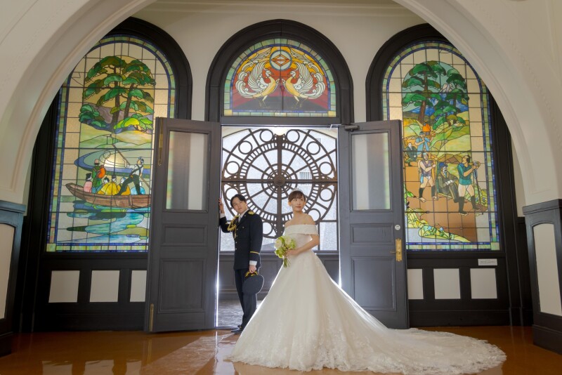 レトロモダンな雰囲気にぴったりのドレススタイルとは?