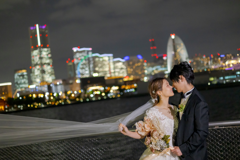 まるで映画のワンシーン！大さん橋でのドラマチックな夜景に包まれて