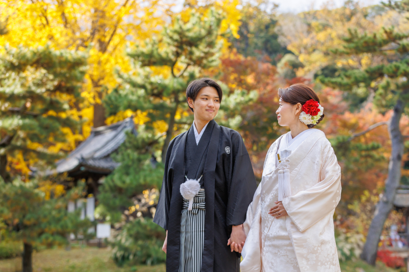 白無垢が引き立つ三溪園の紅葉スポット