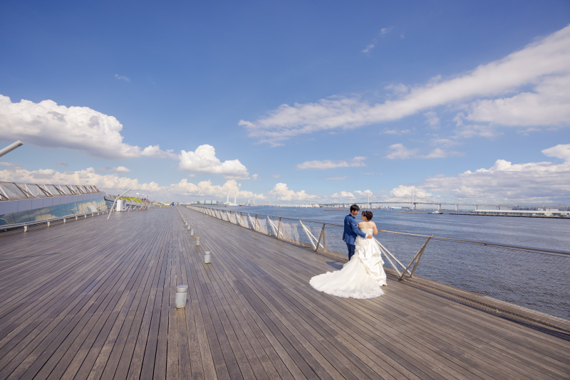 背景までストーリーになる大さん橋ならではの構図