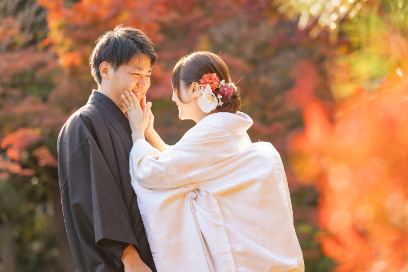 白無垢が引き立つ三溪園の紅葉スポット