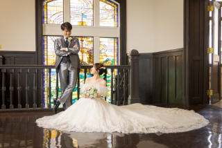 レトロモダンな雰囲気にぴったりのドレススタイルとは？