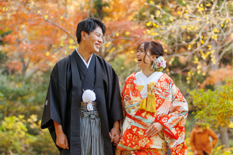 色打掛と晩秋の景色が引き出す華やかさ