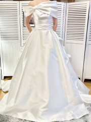 ゴージャスで可憐なウェディングドレス入荷しました(o^^o)