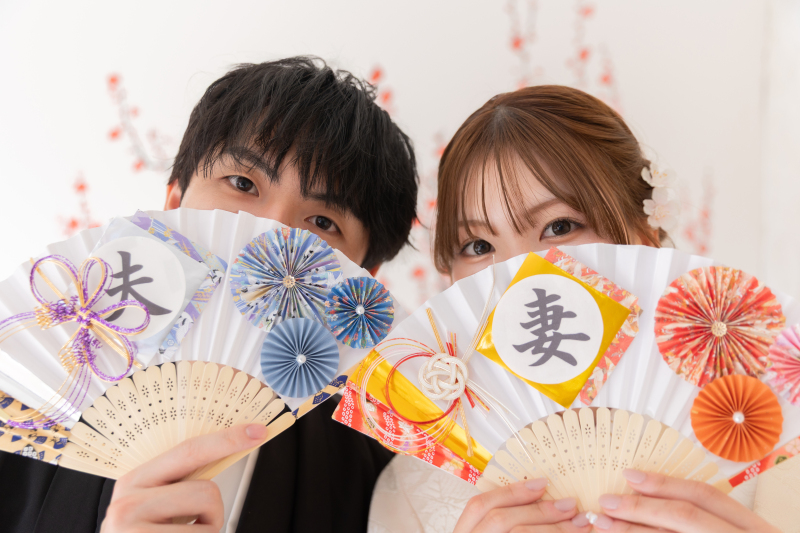 和装にぴったり!撮影小物で楽しむ“ふたりらしい”一枚
