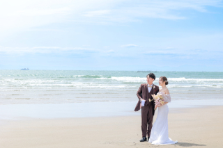 【海ロケお す す めスポット】千鳥ヶ浜で笑顔あふれるウェディングフォト♡