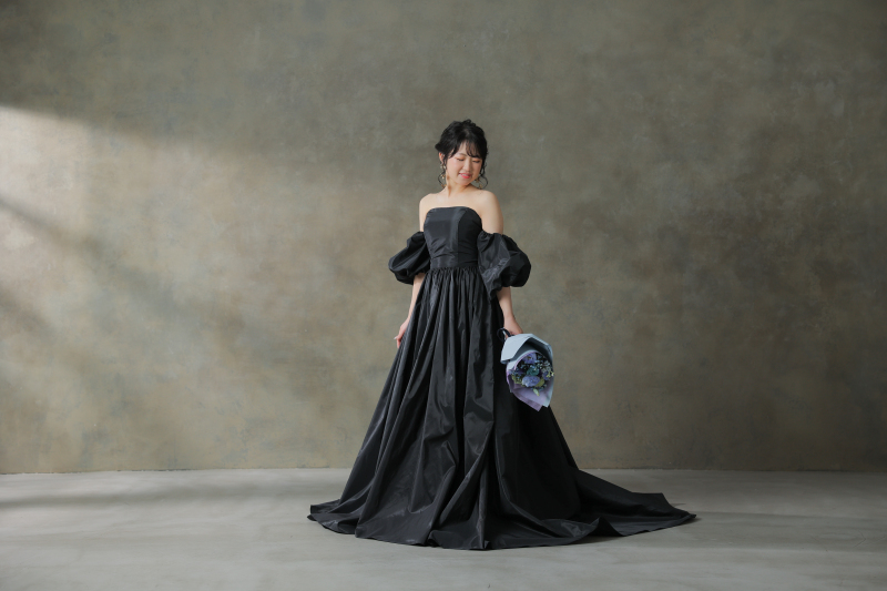 大人花嫁にご紹介したい黒のカラードレス「Camelia」