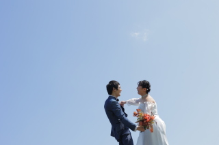 緑と青が美しい季節に。庄内緑地公園で残す、爽やかなブライダルフォト