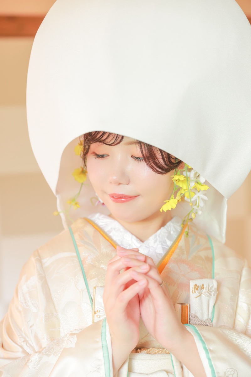 白無垢×洋髪綿帽子スタイル 〜お花を添えて、自分らしく着こなす和装フォト〜