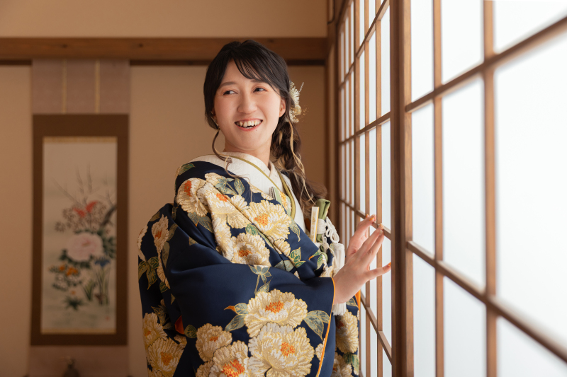 『気品とモダンが共存する「ネイビーの夢牡丹」色打掛の魅力』