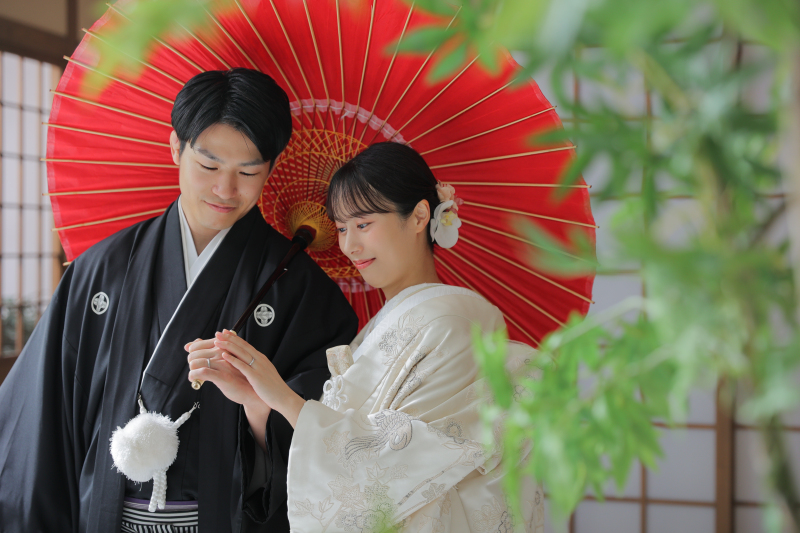 屋内庭園と洋装スタジオでのウェディングフォト