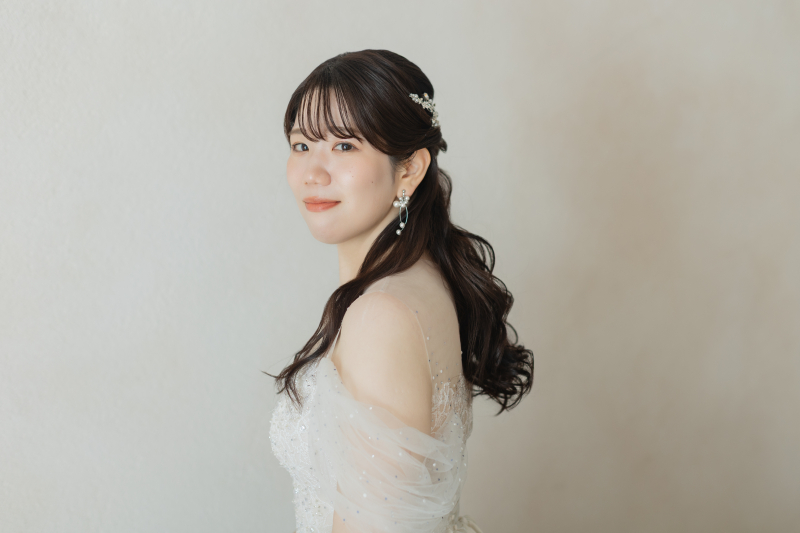 光を味方にする、主役級ウェディングドレス