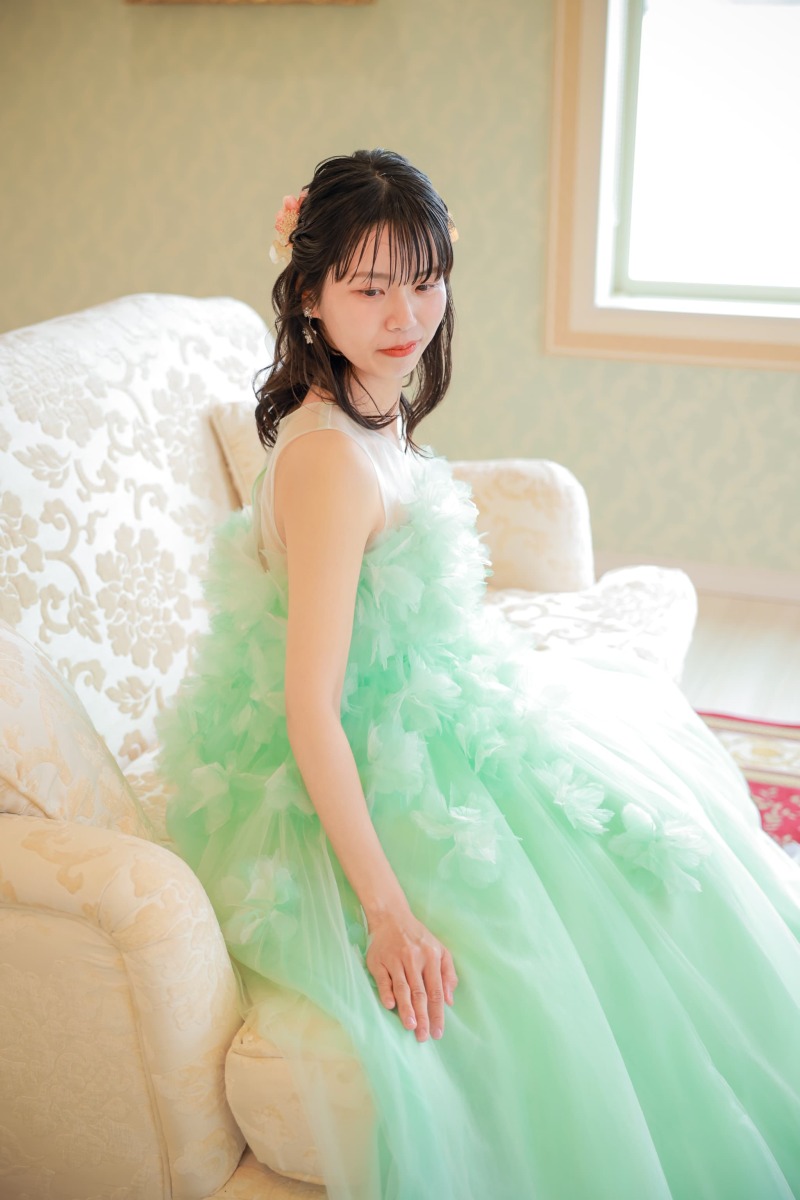 ふんわりミント色のドレスを着て