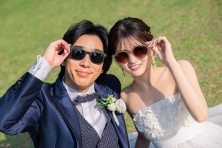 遊びゴコロをプラス！サングラス小物でおしゃれな一枚に
