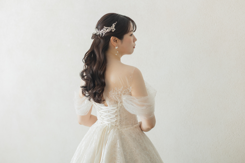 光を味方にする、主役級ウェディングドレス