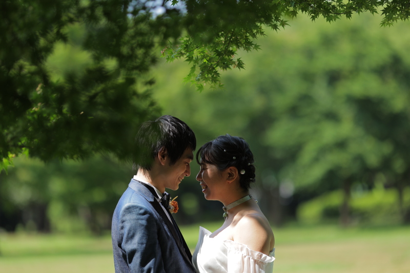 緑と青が美しい季節に。庄内緑地公園で残す、爽やかなブライダルフォト
