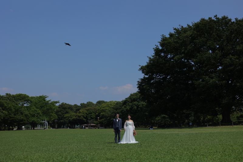緑と青が美しい季節に。庄内緑地公園で残す、爽やかなブライダルフォト
