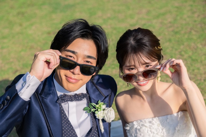 遊びゴコロをプラス！サングラス小物でおしゃれな一枚に