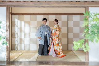 オレンジ色打掛＋グレー紋服