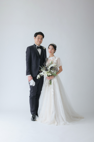 シンプルな無地背景で洋装撮影!