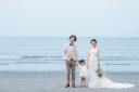 海辺でファミリーフォトウェディング