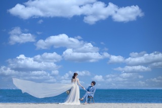 海辺でベールを広げるシーン