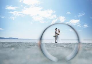 ビーチと指輪の撮影カット