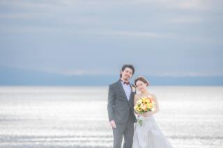 美しい海辺のフォトウェディング