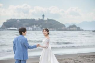青空の下、海辺のフォトウェディング