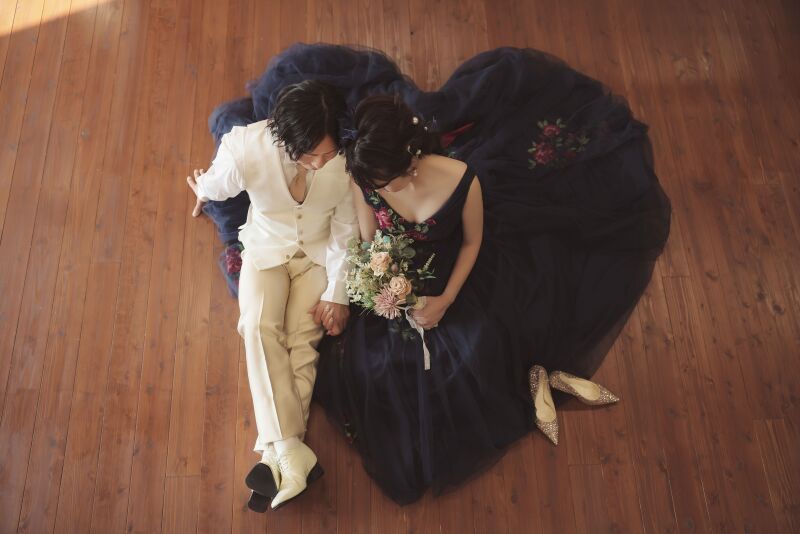 カクテルドレス紹介〜ピンクの刺繍が素敵♪大人っぽいネイビー〜