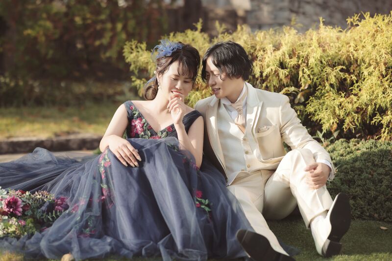 カクテルドレス紹介〜ピンクの刺繍が素敵♪大人っぽいネイビー〜